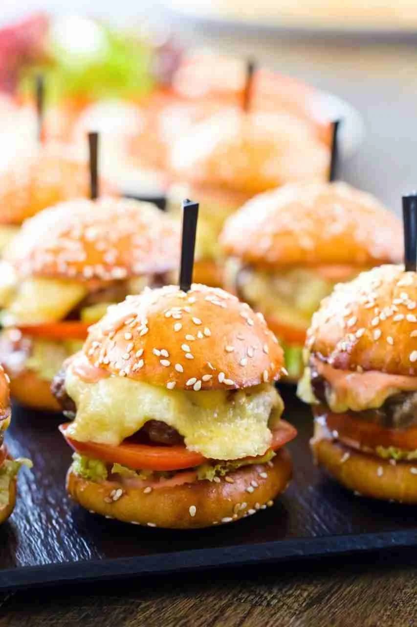 Bouchées cocktail préparées par Délise Traiteur pour une fête à Petit-Mars