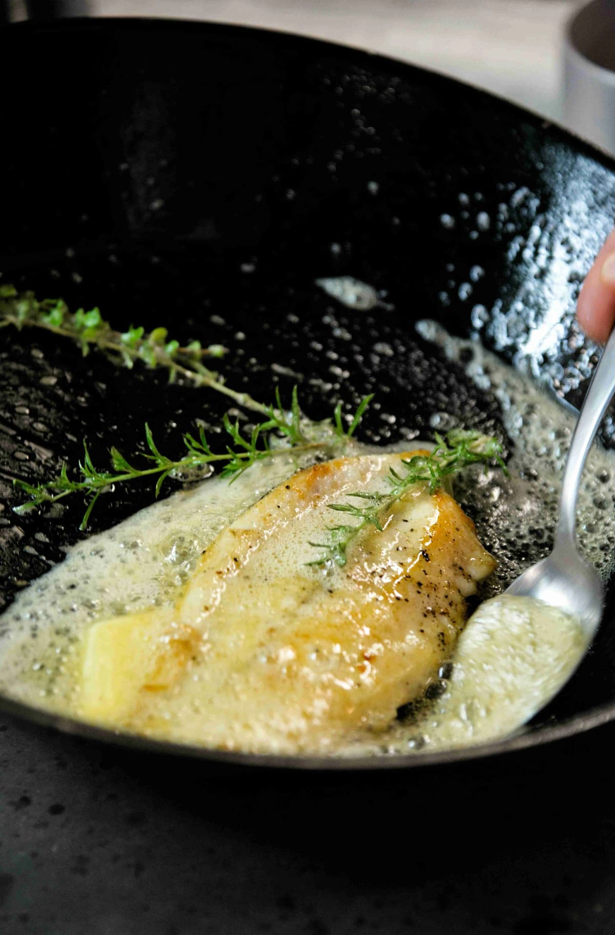 Préparation d'un poisson beurre blanc par Délise Traiteur pour une réception à Mauves-sur-Loire